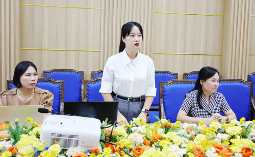 Đồng chí Nguyễn Thị Phương - ĐUV, Phó Chủ tịch UBMTTQ đồng thời là Bí thư Đoàn xã phát biểu ý kiến tại hội nghị