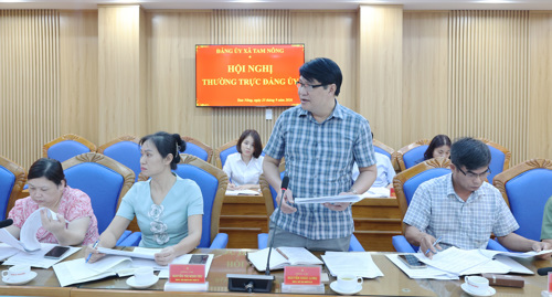 Đồng chí Nguyễn Khắc Long - UVBTV, Chủ tịch UBMTTQ Việt Nam xã Tam Nông phát biểu tại hội nghị