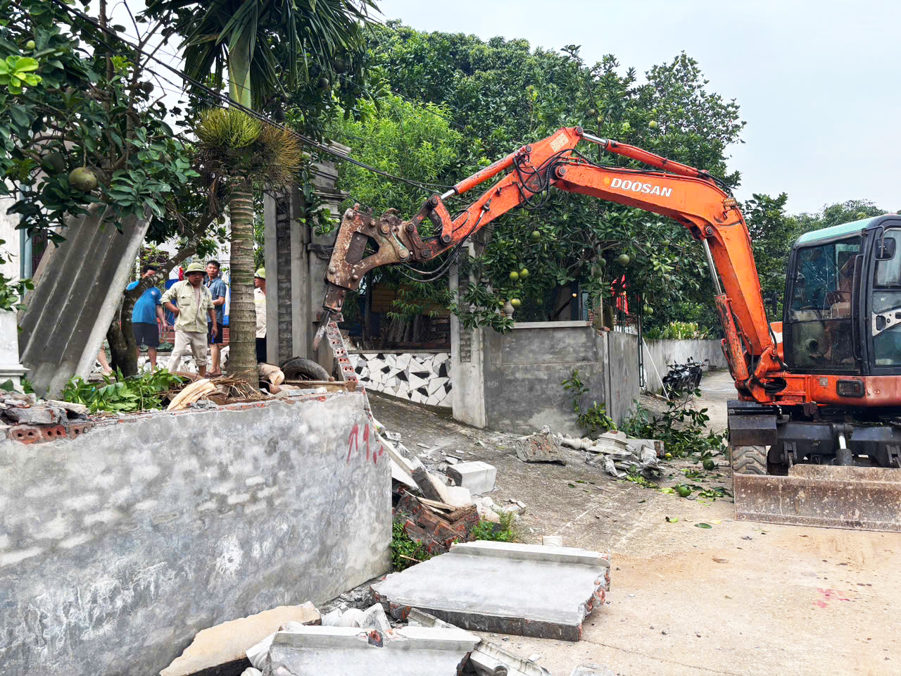RỘN RÀNG KHÍ THẾ Ý ĐẢNG LÒNG DÂN, TỰ NGUYỆN HIẾN ĐẤT, MỞ RỘNG ĐƯỜNG GIAO THÔNG QUÊ HƯƠNG.