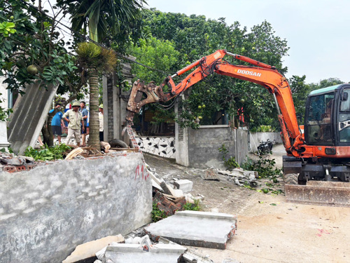 Người dân khu 8 (Hương Nộn) tự nguyện tháo dỡ tường rào và vật kiến trúc, hiến đất để làm đường.