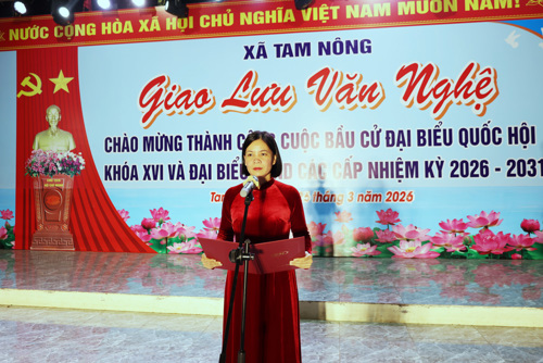 Đồng chí Cao Thị Thu Phương - UVBTV, Phó Chủ tịch UBND xã phát biểu khai mạc đêm giao lưu