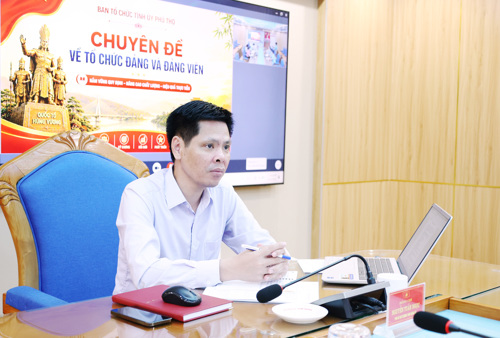 Đồng chí Nguyễn Tuấn Ngọc - Phó Bí thư Thường trực Đảng ủy dự và chủ trì tại điểm cầu xã Tam Nông
