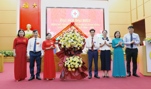 Lãnh đạo xã tặng hoa chúc mừng Đại hội