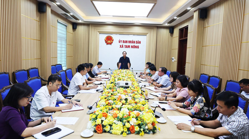 UBND xã Tam Nông tổ chức hội nghị cho ý kiến về một số dự thảo quan trọng.
