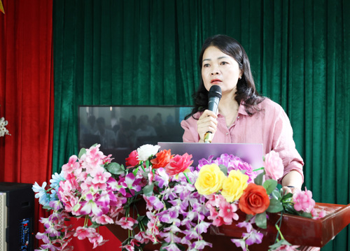 Trưởng phòng Văn hóa - Xã hội phát biểu tại cuộc họp