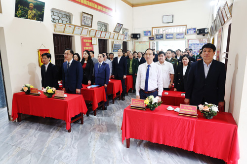 Các đại biểu tham gia nghi thức Chào cờ