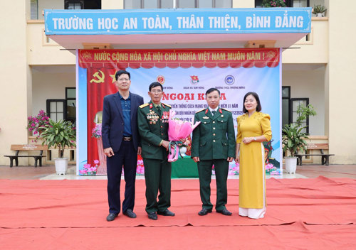 BGH Trường THCS Thượng Nông tặng hoa cảm ơn Hội CCB xã Tam Nông