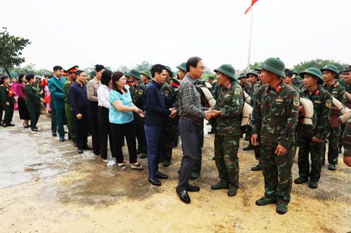 Các đồng chí Lãnh đạo địa phương xã Tam Nông ân cần bắt tay từng cán bộ, chiến sỹ.