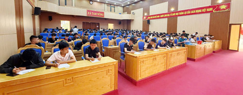 Nam công dân trong độ tuổi tham gia buổi đăng ký tại xã Tam Nông