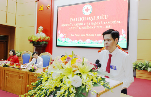 Đồng chí Nguyễn Tuấn Ngọc - Phó Bí thư Thường trực Đảng ủy xã Tam Nông phát biểu chúc mừng tại Đại hội