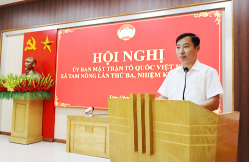 Đồng chí Bùi Anh Tuấn - Phó Chủ tịch UBMTTQ xã, Chủ tịch Hội CCB phát biểu tại hội nghị