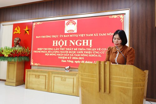 Đồng chí Đào Biên Thùy - ĐUV, Phó Chủ tịch UBMTTQ xã, Chủ tịch Hội Nông dân xã phát biểu ý kiến