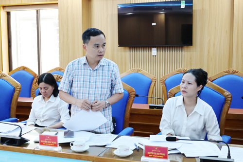 Đồng chí Nguyễn Ngọc Minh - UVBTV, Phó Chủ tịch UBND xã phát biểu tại hội nghị