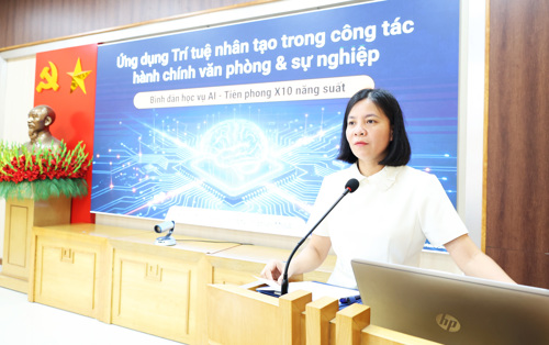 Đồng chí Cao Thị Thu Phương – UVBTV, Phó Chủ tịch UBND xã phát biểu khai mạc buổi tập huấn