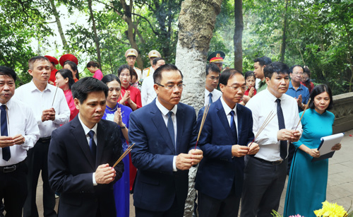 Đoàn lãnh đạo xã Tam Nông thành kính dâng hương trước Lăng Mộ Tổ