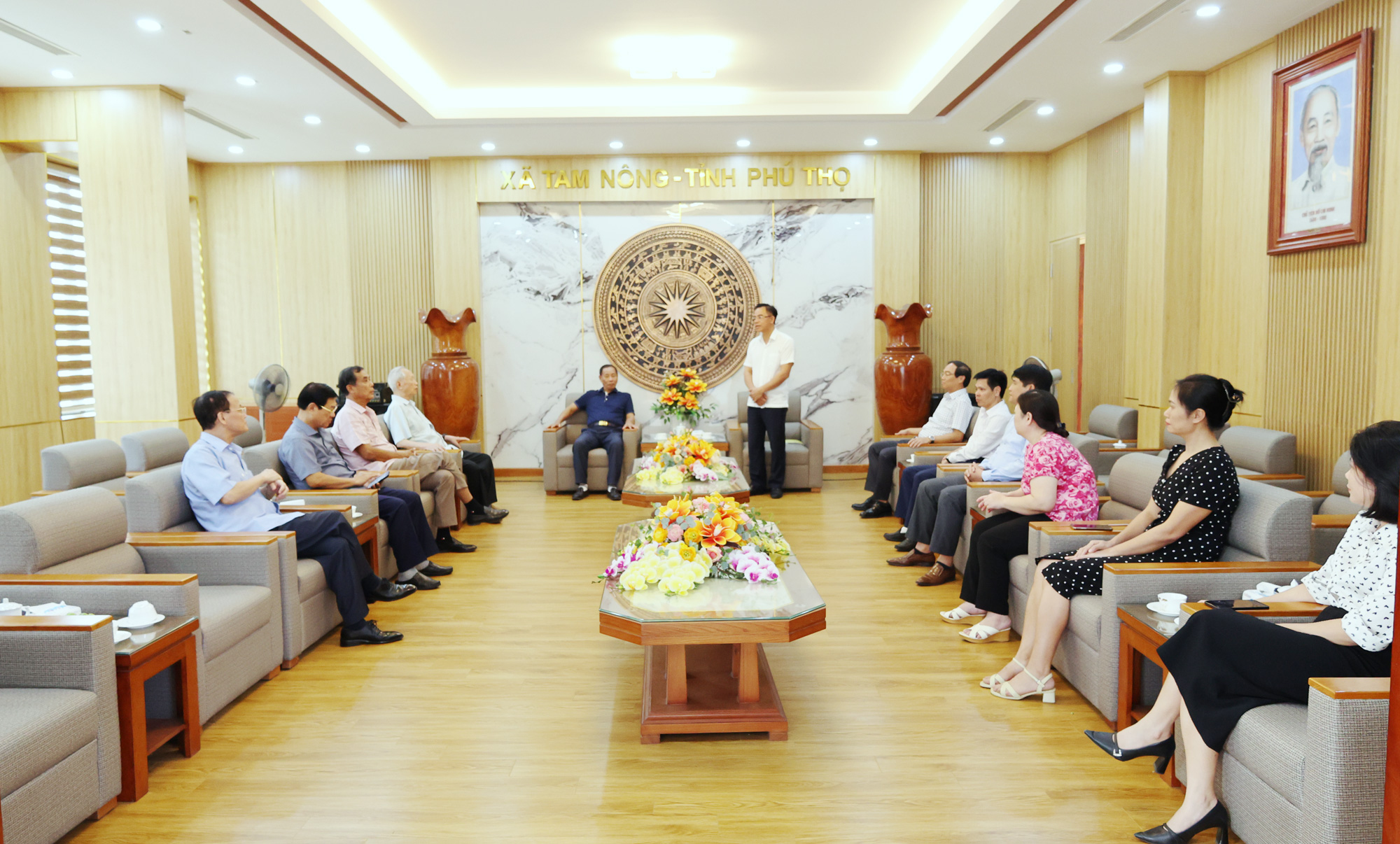 CÁC ĐỒNG CHÍ NGUYÊN LÃNH ĐẠO TỈNH PHÚ THỌ THĂM, ĐỘNG VIÊN TẬP THỂ LÃNH ĐẠO XÃ TAM NÔNG. 