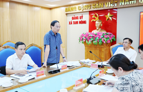 Đồng chí Đỗ Hùng Sơn - Phó Bí thư Đảng ủy, Chủ tịch UBND xã phát biểu tại hội nghị