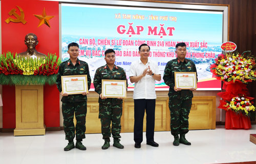 Đồng chí Quách Hải Lý – Bí thư Đảng uỷ, Chủ tịch HĐND xã Tam Nông khen thưởng cho các tập thể, cá nhân