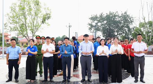 Các đại biểu dâng hương tại NTLS Tam Nông