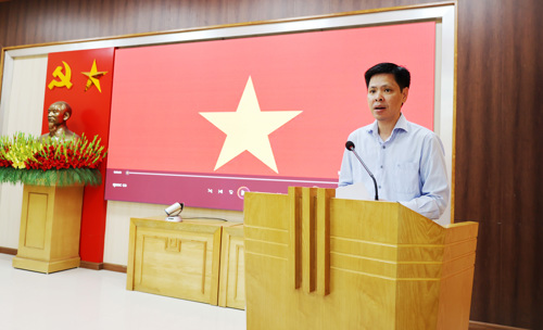 Đồng chí Nguyễn Tuấn Ngọc - Phó Bí thư Thường trực Đảng ủy triển khai nhiệm vụ tại buổi sinh hoạt dưới cờ.