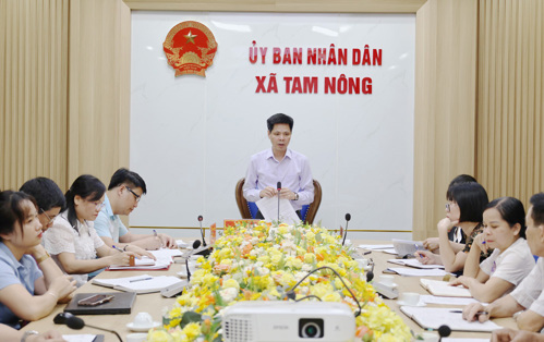 Đồng chí Nguyễn Tuấn Ngọc - Phó Bí thư Thường trực Đảng ủy xã Tam Nông chủ trì hội nghị