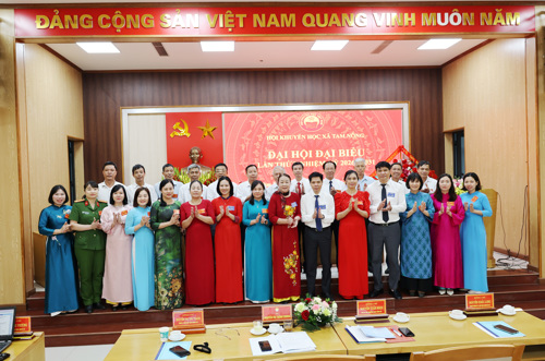 Các đại biểu chụp ảnh lưu niệm với BCH khóa mới