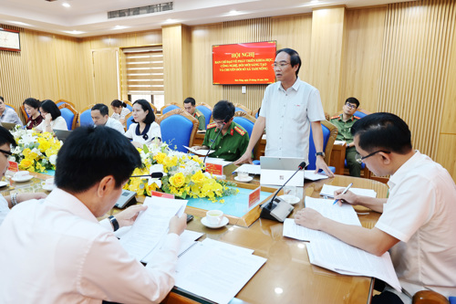 Đồng chí Đỗ Hùng Sơn - Phó Bí thư Đảng ủy, Chủ tịch UBND xã phát biểu tại hội nghị