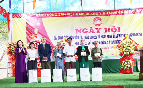 Đồng chí Đặng Thị Bích Ngọc – TUV, Phó Trưởng đoàn Đại biểu Quốc Hội tỉnh Phú Thọ tặng quà cho các hộ cận nghèo và có hoàn cảnh khó khăn.