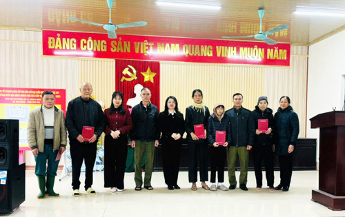 Đồng chí Nguyễn Thị Phương - Bí thư Đoàn xã trao quà tại khu 4 Hưng Hóa