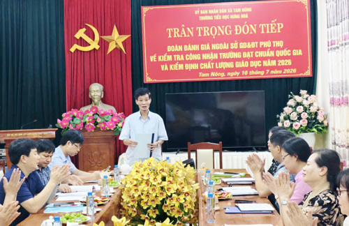 Đồng chí Phùng Quốc Lập - Phó Giám đốc Sở GD&ĐT Phú Thọ, Trưởng đoàn công tác phát biểu chỉ đạo tại buổi làm việc