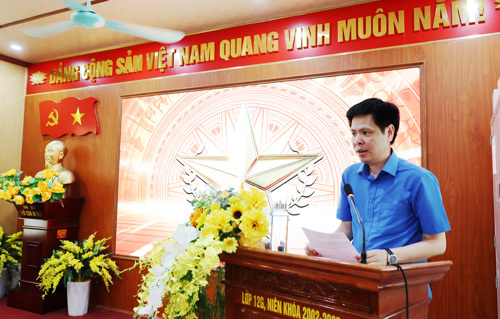 Đồng chí Nguyễn Tuấn Ngọc - Phó Bí thư Thường trực Đảng ủy xã Tam Nông phát biểu động viên