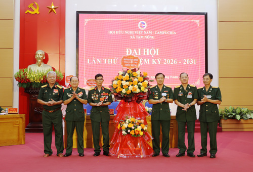 Đồng chí Tạ Phú Thọ - Chủ tịch Hội Hữu nghị Việt Nam - Campuchia tỉnh Phú Thọ phát biểu và tặng hoa chúc mừng