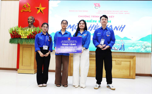 Sinh viên Học viện Nông nghiệp Việt Nam trao tặng Công trình thanh niên trị giá 5 triệu động cho Chi đoàn Thôn 11 xã Tam Nông.