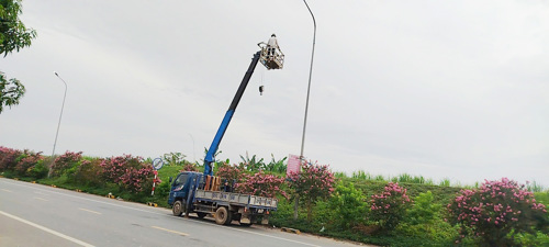 Thay thế bóng đèn chiếu sáng đô thị dọc tuyến QL32