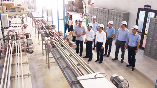 Đoàn công tác của xã Tam Nông tới thăm Công ty Cổ phần Takao Việt Nam - Nhà máy sản xuất gạch Granite & Ngói tráng men (Khu công nghiệp Trung Hà)