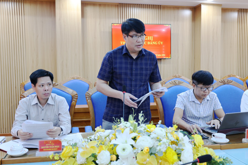 Đồng chí Nguyễn Khắc Long - UVBTV, Chủ tịch UBMTTQ xã phát biểu tại cuộc họp