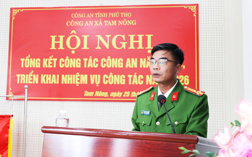 Đồng chí Thiều Quang Lập - UVBTV, Trưởng Công an xã Tam Nông phát biểu tại hội nghị