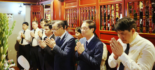 Lãnh đạo xã Tam Nông thành kính dâng hương tại Đền thờ Quốc Tổ Lạc Long Quân