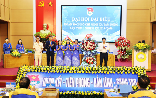 Lãnh đạo Viettel Tam Nông tặng hoa chúc mừng Đại hội