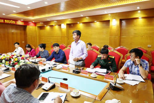 Đồng chí Thiều Quang Lập - UVBTV, Trưởng Công an xã phát biểu tại hội nghị