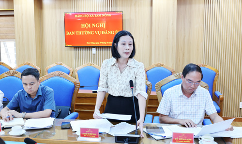 Đồng chí Nguyễn Thị Thu Trang - UVBTV, Phó Chủ tịch HĐND xã phát biểu thảo luận