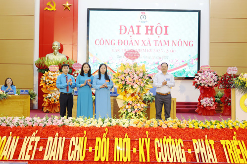 Lãnh đạo xã Vạn Xuân tặng hoa chúc mừng