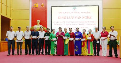 Tặng quà cho các đội văn nghệ tham dự tại Chương trình