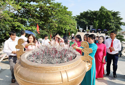 Đảng viên thuộc Đảng uỷ UBND xã Tam Nông dâng hương viếng Bác