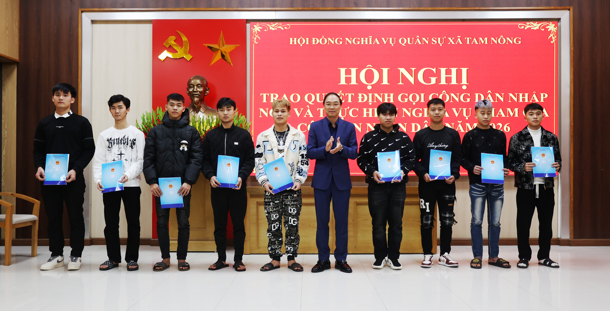 Xã Tam Nông trao Quyết định gọi công dân nhập ngũ và thực hiện nghĩa vụ Công an nhân dân năm 2026.