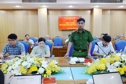 Đồng chí Thiều Quang Lập - UVBTV, Trưởng Công an xã phát biểu tại hội nghị