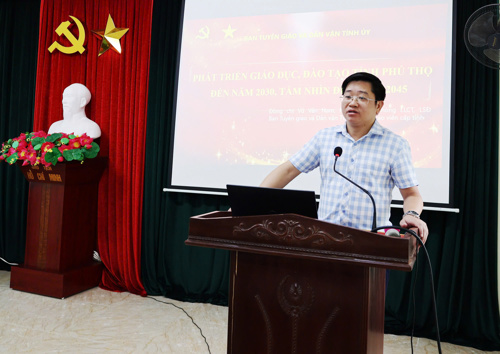 Đồng chí Vũ Văn Nam - Phó Trưởng phòng Lý luận chính trị, lịch sử Đảng, Ban Tuyên giáo và Dân vận Tỉnh ủy Phú Thọ - Báo cáo viên trực tiếp truyền giảng các Chuyên đề