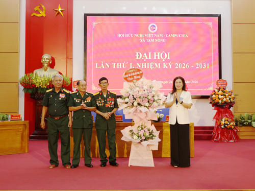 Đồng chí Nguyễn Thị Chúc Hảo - Chủ tịch Liên hiệp các tổ chức hữu nghị tỉnh Phú Thọ tặng hoa chúc mừng