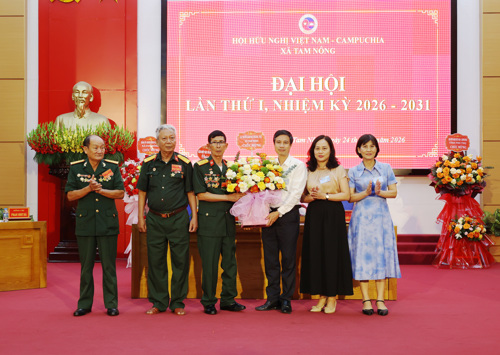 BGH các nhà trường trên địa bàn tặng hoa chúc mừng