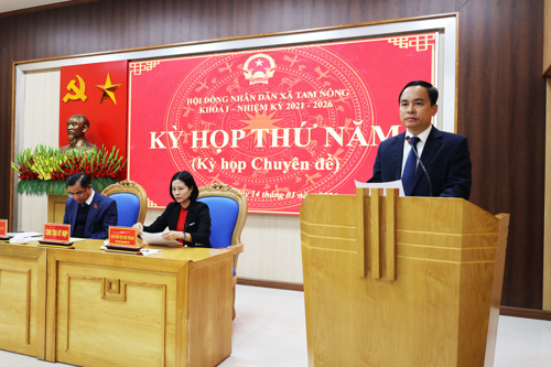 Đồng chí Nguyễn Ngọc Minh - UVBTV, Phó Chủ tịch UBND xã thông qua các Tờ trình